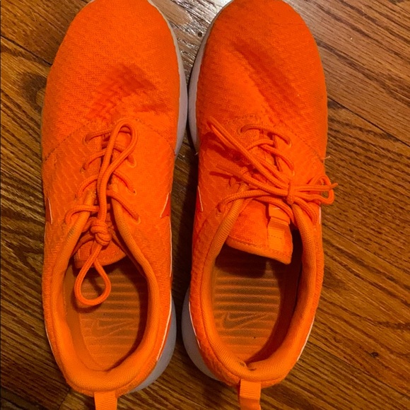 Nike orange shoes - Picture 2 of 3
